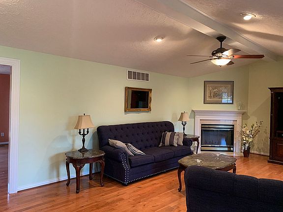 3rd image of 917 Allen Pl N