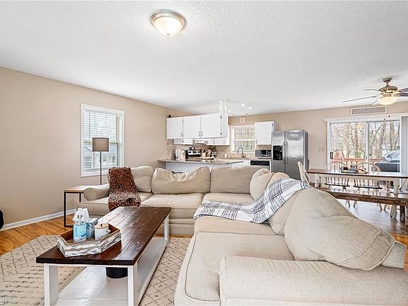 5th image of 108 Pineywood St