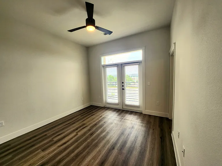W US Highway 290 — Photo 15