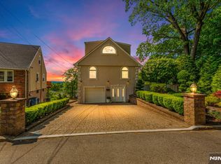 801 Oakwood Ln, Ridgefield, NJ 07657