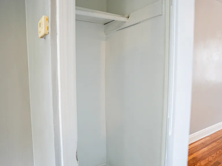 833 E Cold Spring Ln — Photo 2