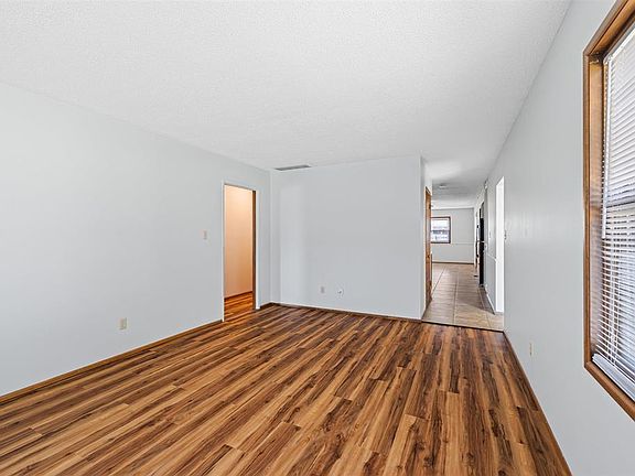 4th image of 2223 Count Turf Dr