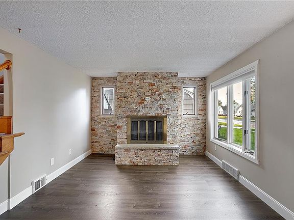 3rd image of 1011 Pioneer Dr