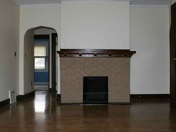 3rd image of 2213 E Powell Ave