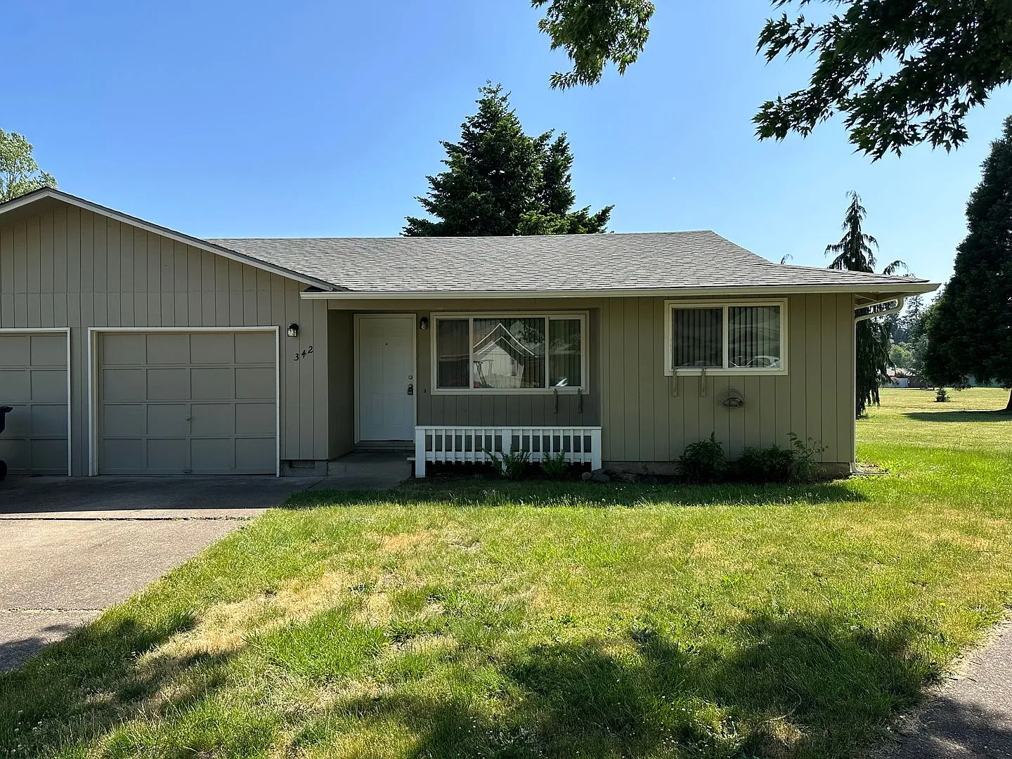 2-bedroom/1-bathroom duplex with garage! — Photo 2