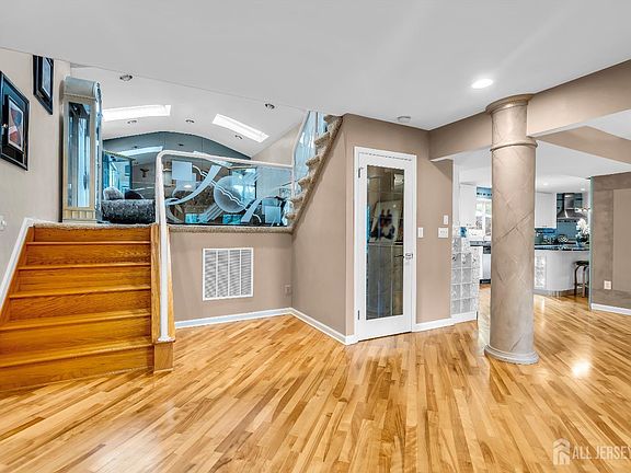 5th image of 21 Alberta Dr