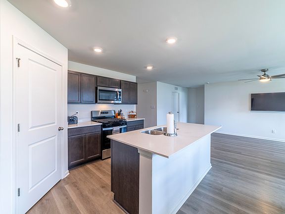 5th image of 605 Ensign Pl
