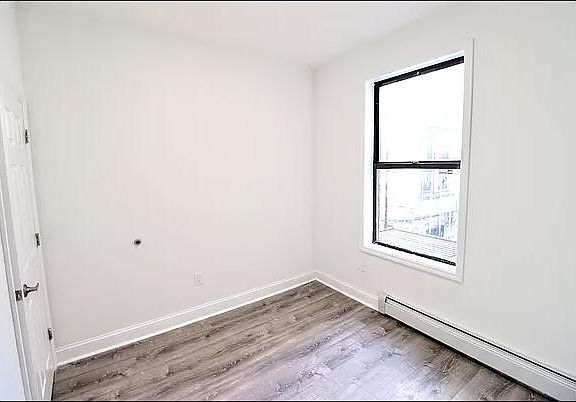 5th image of 1637 Nelson Ave #3B