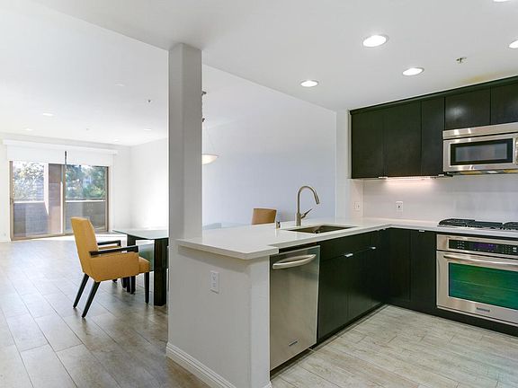 4th image of 931 E Walnut St Unit 205