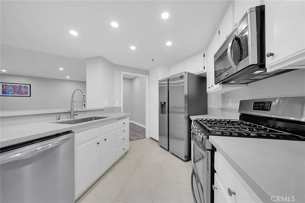 1 bed, 1052 sqft, $3,090 — Photo 4