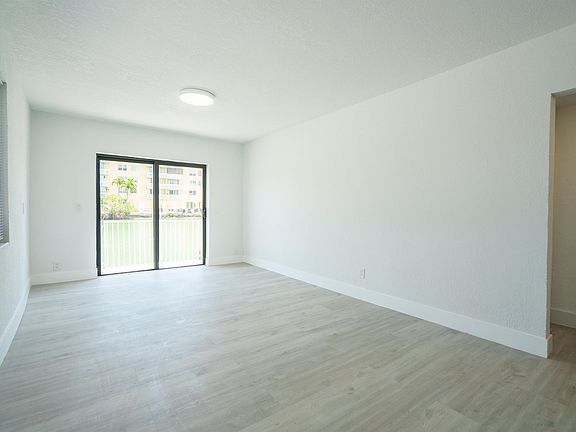 5th image of 7931 Crespi Blvd