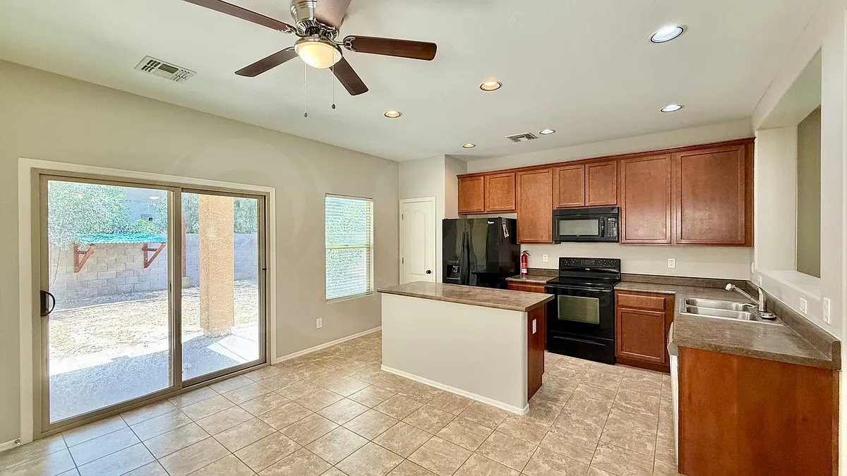 3 bed, 3.0 bath, 1692 sqft, $1,749 — Photo 4