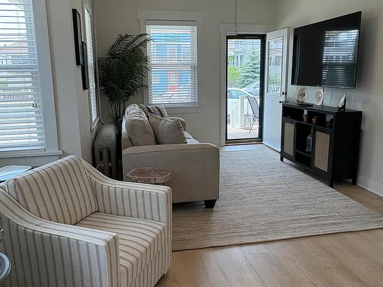 1032 Bay Ave — Photo 7