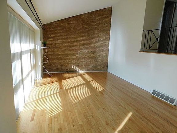 3rd image of 918 N Milwaukee Ave APT B