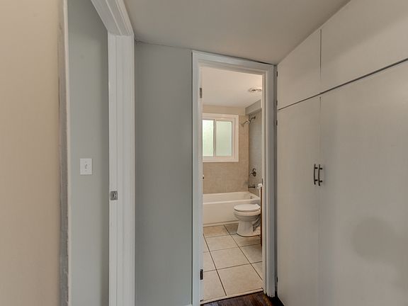 4th image of 3547 Glenwood Rd APT A