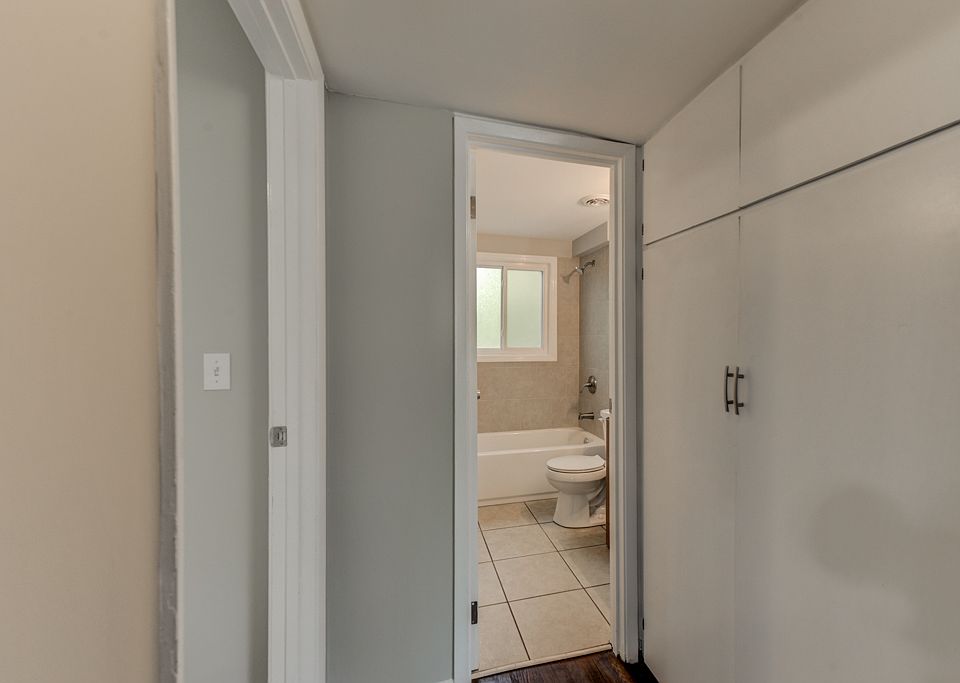 1st image of 3547 Glenwood Rd APT A