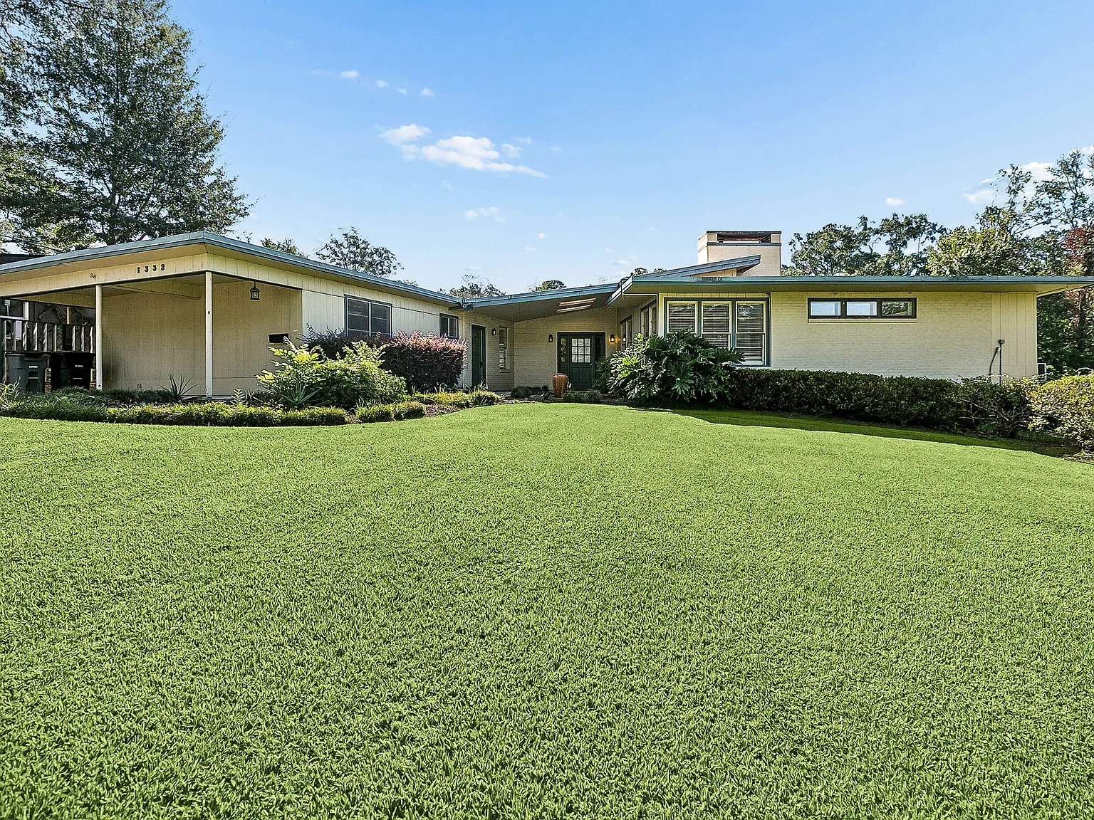 5 bed, $2,900 — Photo 1