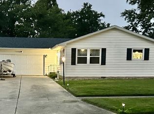 2 Supreme Ct, Le Roy, IL 61752