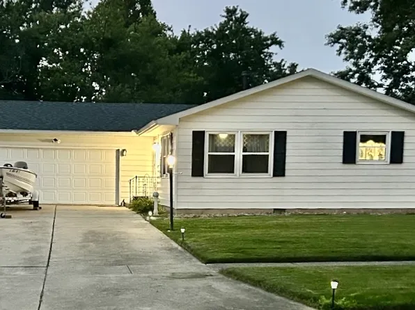 2 Supreme Ct, Le Roy, IL 61752
