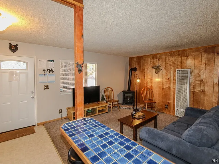 370 Victoria Ln — Photo 5