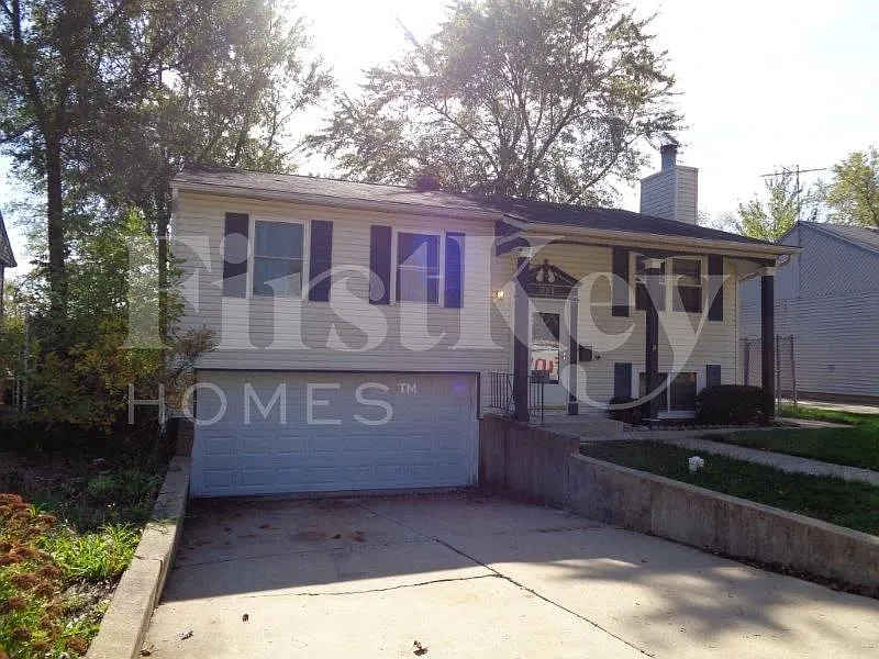 3 bed, 2.0 bath, 1872 sqft, $3,105 — Photo 2