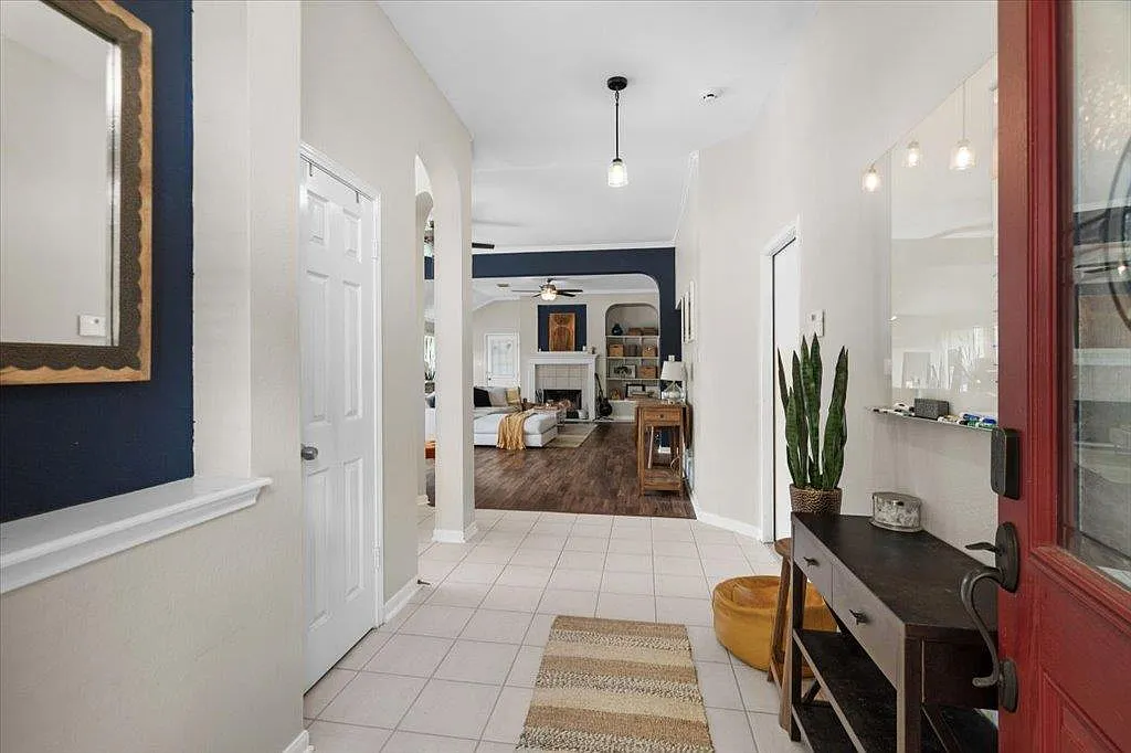 3 bed, 2.0 bath, 1877 sqft, $2,500 — Photo 4