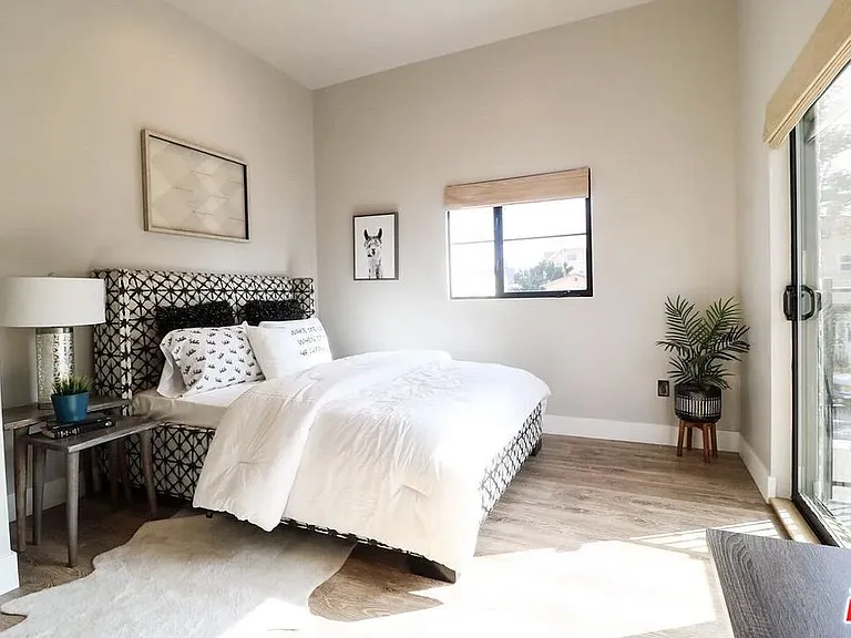 1253 S Plymouth Blvd — Photo 4