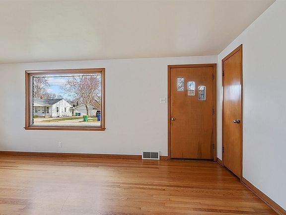 3rd image of 1131 Langlade Ave