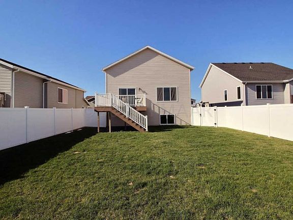 4th image of 461 Foxtail Dr E