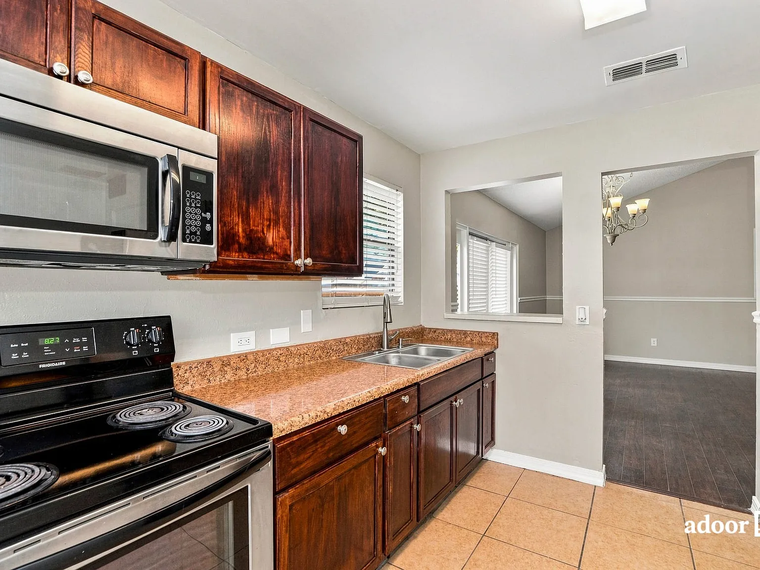 3 bed, 2.0 bath, 1340 sqft, $2,120 — Photo 3