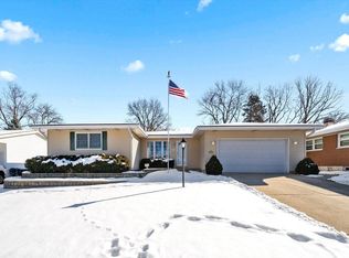 214 Fairview Dr, Saint Charles, IL 60174