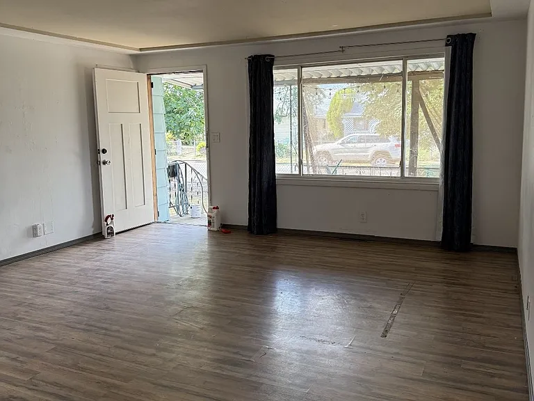 308 E Queen Ave — Photo 1