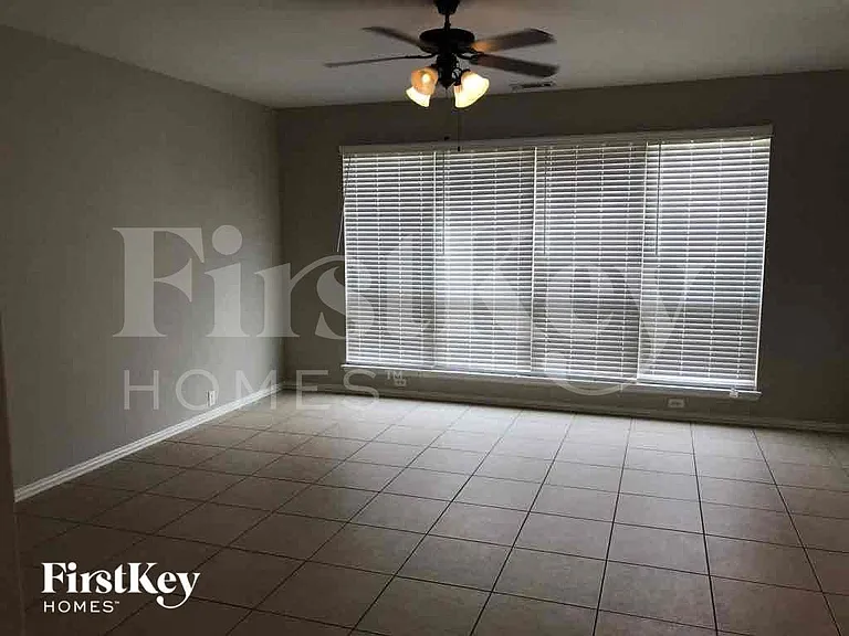 612 Celeste Ln — Photo 3