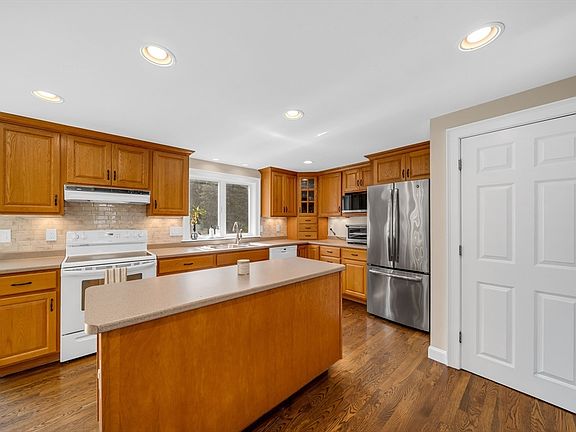 4th image of 18 Miland Ave
