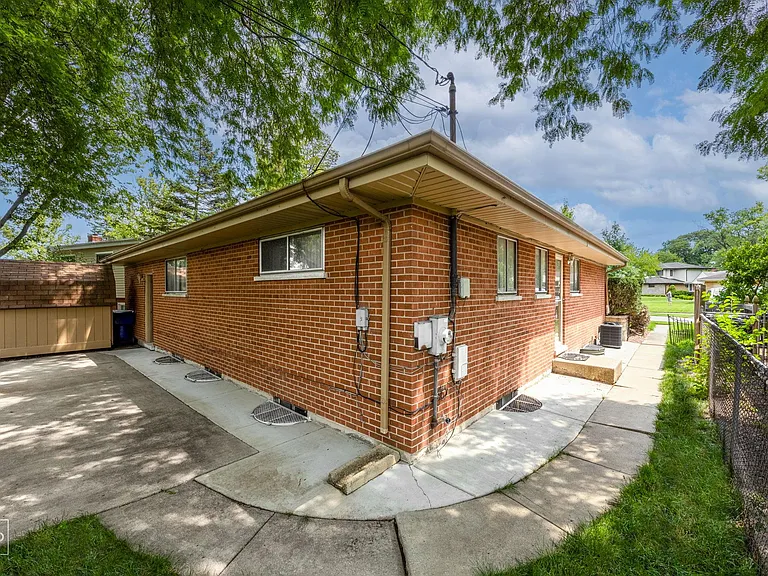413 E Atwater Ave — Photo 51