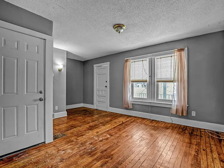 15 Auchinvole Ave #UPPER — Photo 10