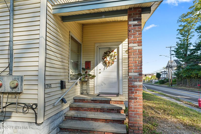 3rd image of 1762 Hamburg Street