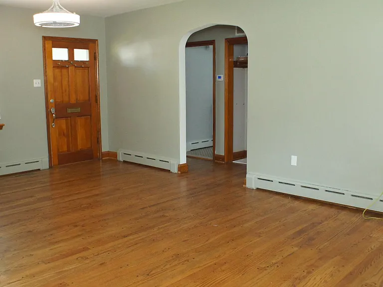 214 Seward Ave — Photo 2