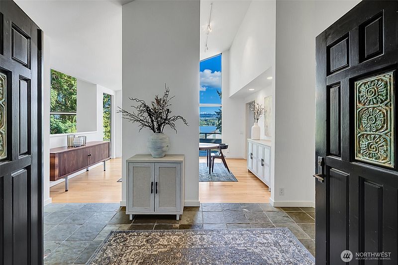 4th image of 4408 E Mercer Way