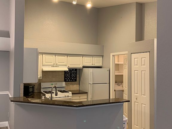 4th image of 13810 N Sutton Park Dr #838