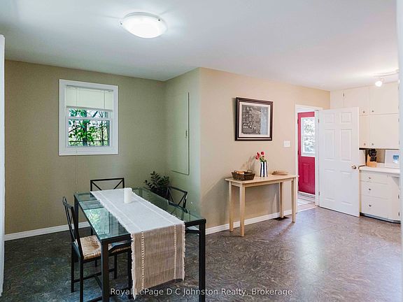 4th image of 561 Wellington St