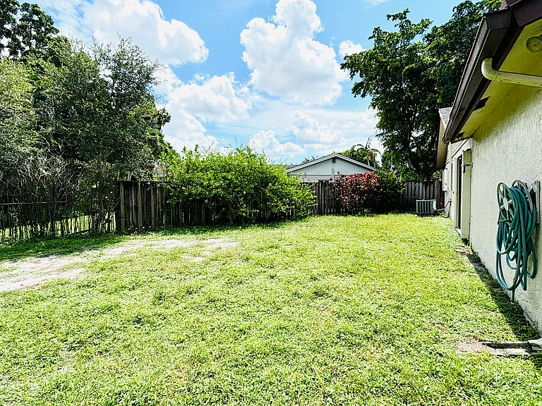1250 SW 72nd Ave — Photo 31