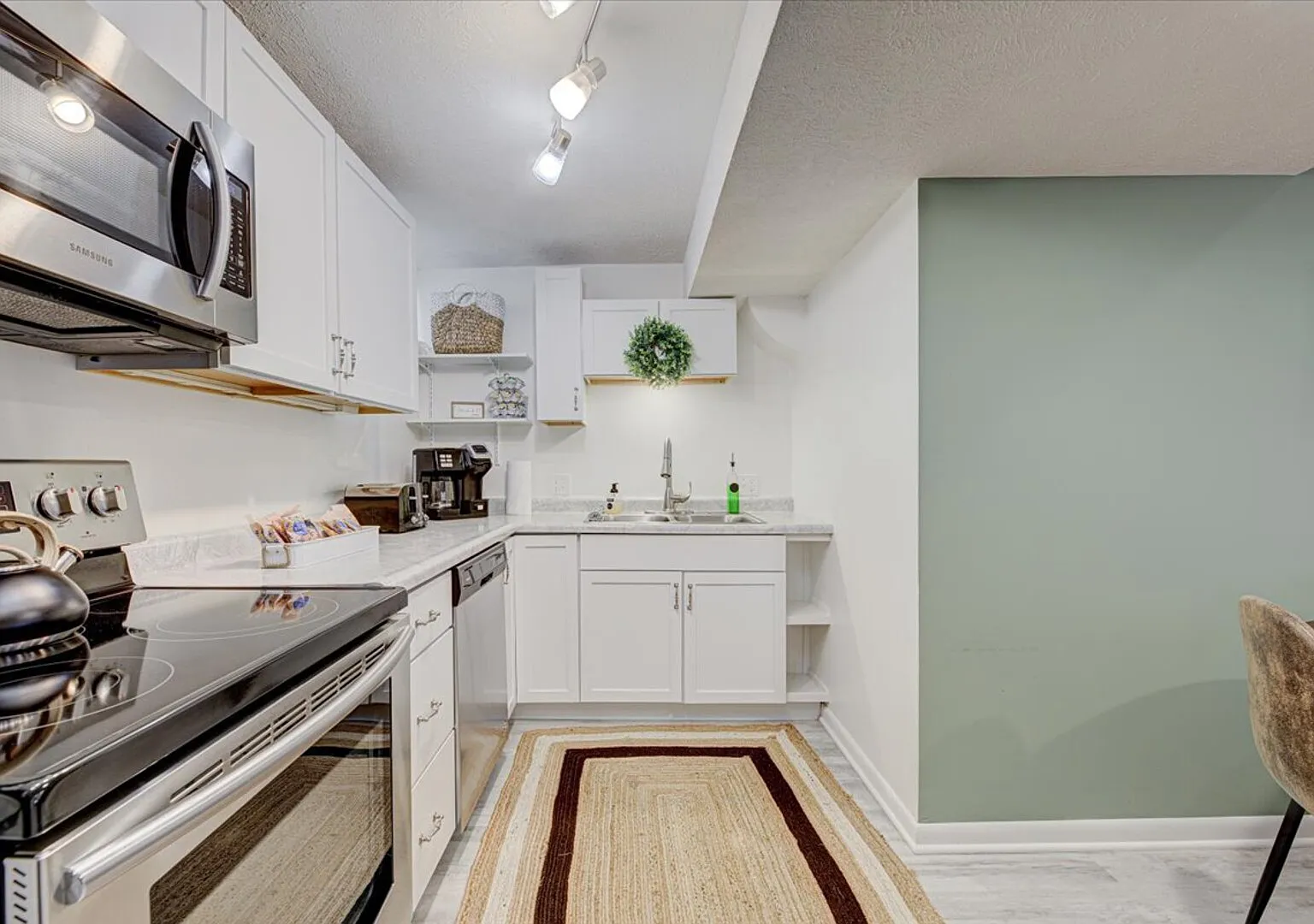 Clean, Private, Updated, Spacious Daylight Basement near hospitals — Photo 2