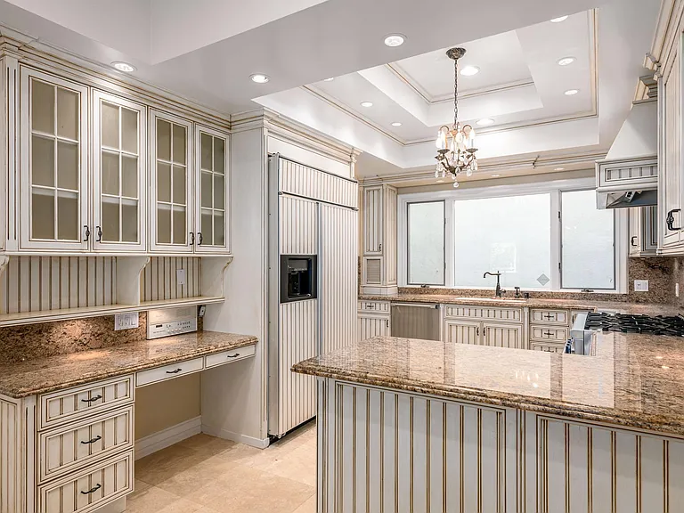 2334 Benedict Canyon Dr — Photo 14