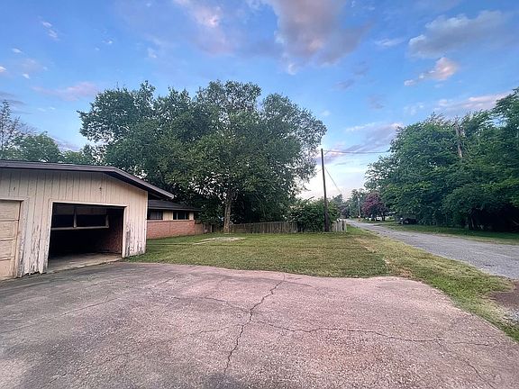 4th image of 800 E Burnett Ave