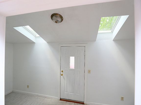 4th image of 1548 S Main St