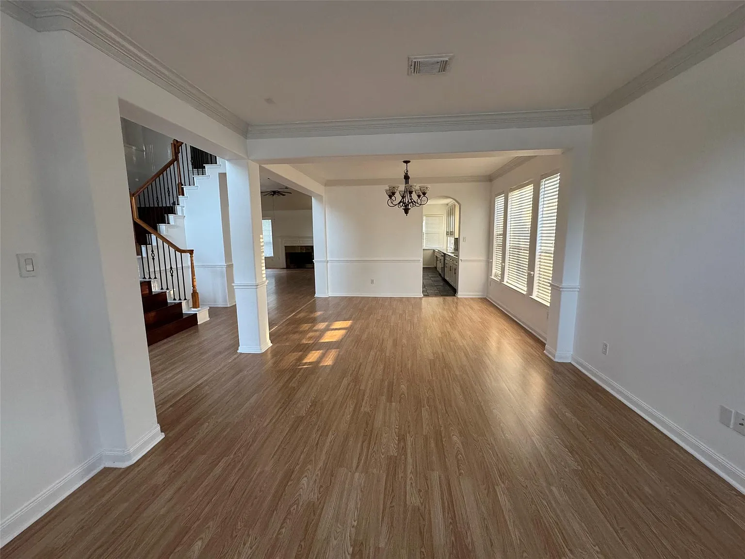 5 bed, 3.5 bath, 4028 sqft, $3,500 — Photo 3