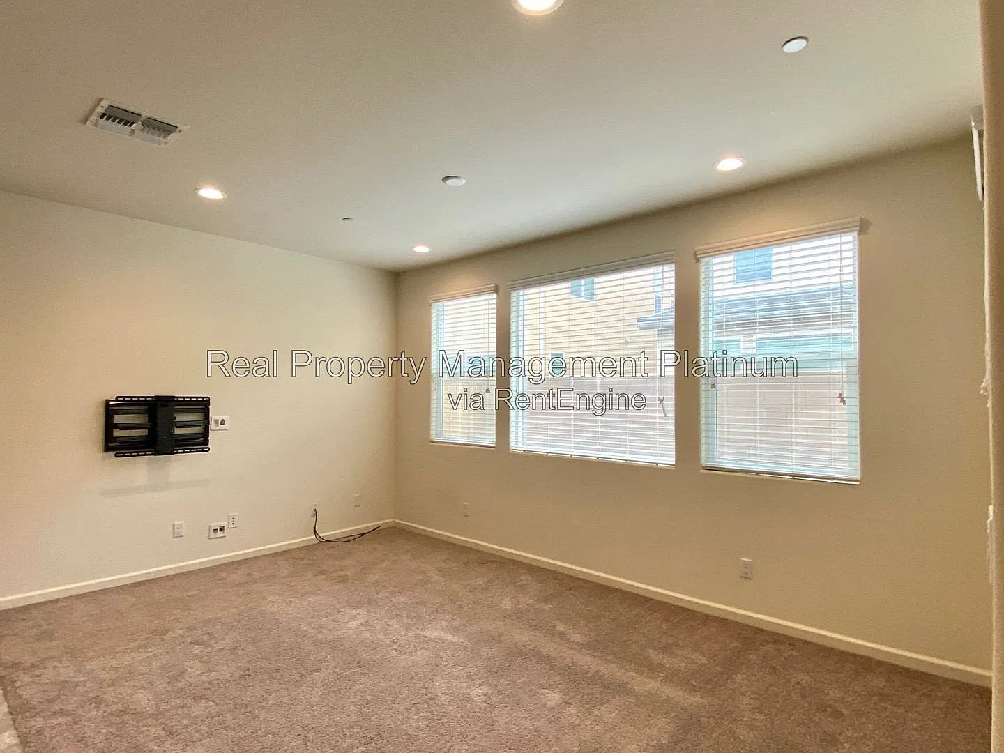 3 bed, 2.5 bath, 1398 sqft, $2,200 — Photo 4