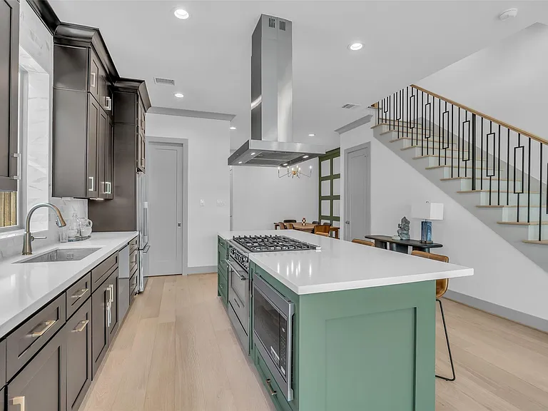 1724 Ridgewood St — Photo 4