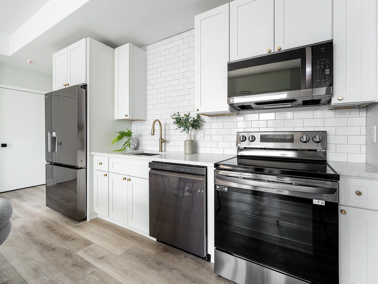 3 bed, 1.5 bath, 1100 sqft, $2,700 — Photo 3